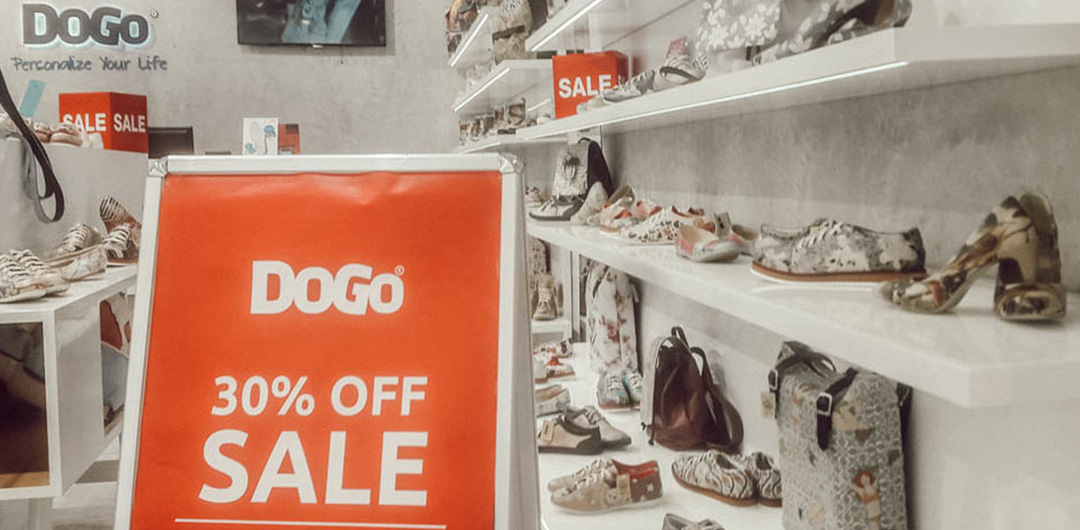 Plakat mit Aufdruck "30% OFF SALE"