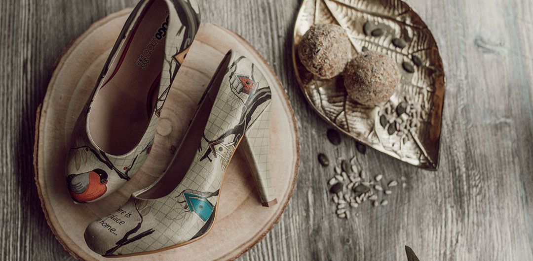 Angesagte Vogelmotive auf Schuhen und Taschen