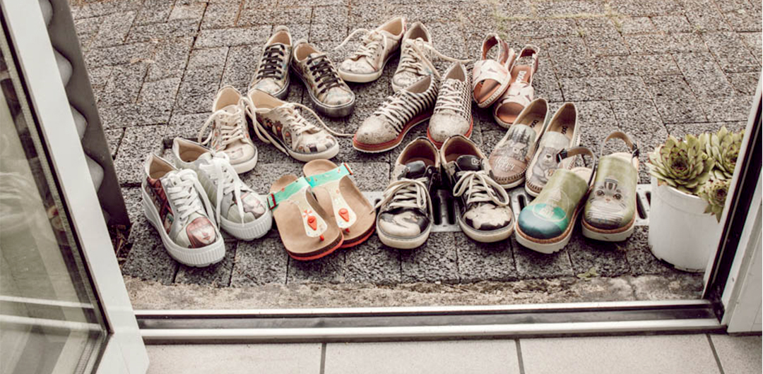 mehrere Paare verschiedener DOGO Schuhe draussen vor der Tür zum Blogartikel Schuhbräuche auf der ganzen Welt