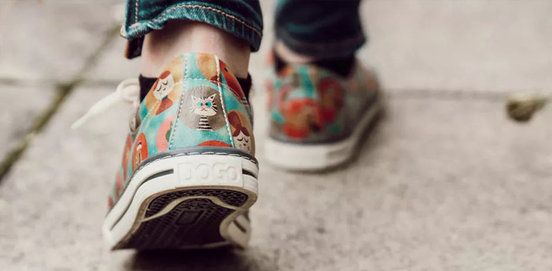 Nahaufnahme von Füssen in bunten DOGO Sneakern bei Gehen. Tipps wenn Schuhe quietschen