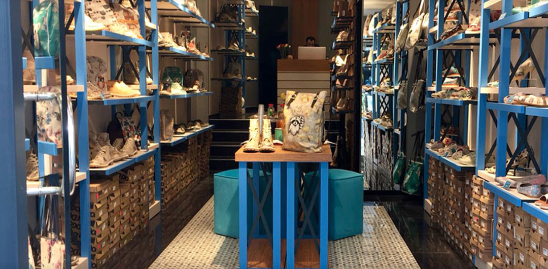 DOGO Shop in Köln mit bunten Schuhen und Taschen