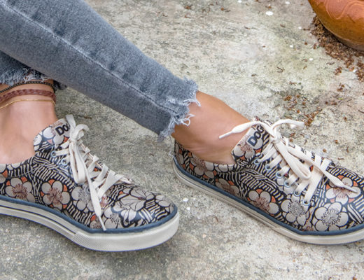 weibliche beine in veganen sneakern von DOGO shoes