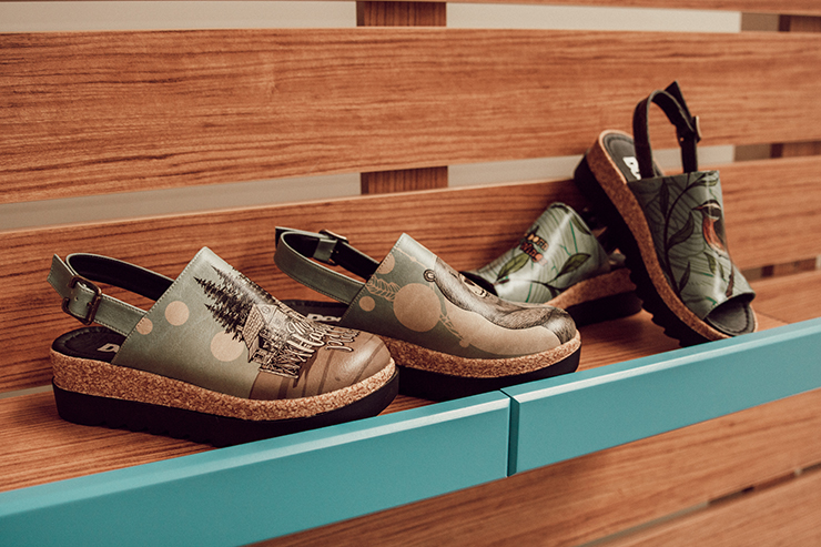 Plateau-Sandalen der Marke DOGO Shoes auf einem Regal
