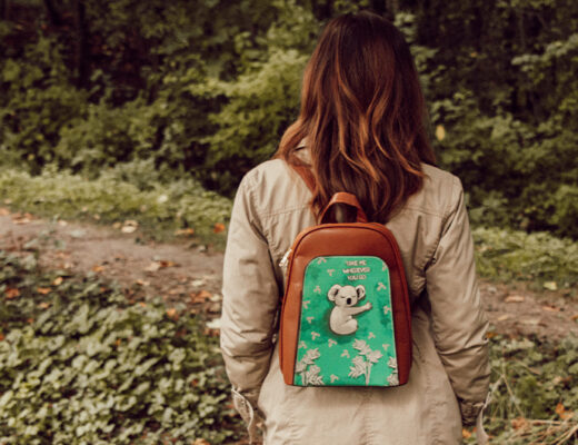 Frau mit veganem Rucksack von DOGO mit Koala Motiv