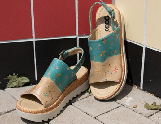 Plateau-Sandalen von DOGO vor einer rot-beige gefliesten Wand