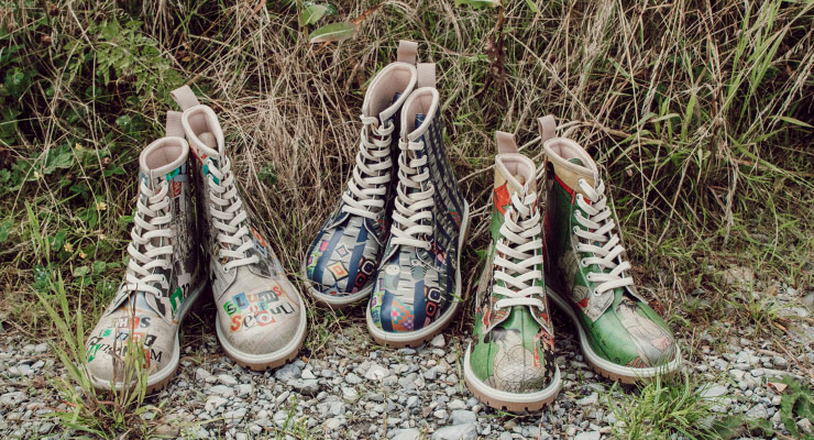 Diese 3 DOGO Damen Boots bringen Farbe in deinen Alltag. 3 bunte DOGO-Boots im Gras