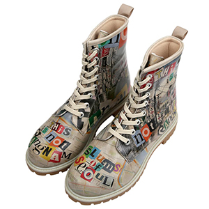 Die bunten Buchstaben geben diesem Schnürstiefel "Not Gangnam" seinen ganz besonderen Charakter. Bunte Stiefel mit den Schriftzügen "This is not Gangnam" und "Slums of Seoul"