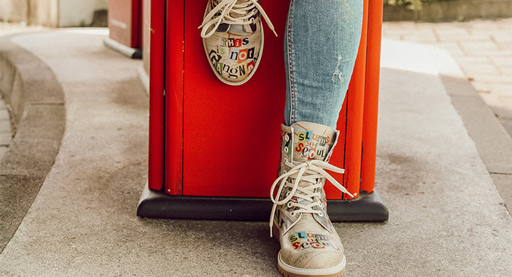 DOGO Long Boots sind der absolute Bestseller unter den Damen Stiefeletten. Bunte DOGO Long Boots vor einer roten Zapfsäule.
