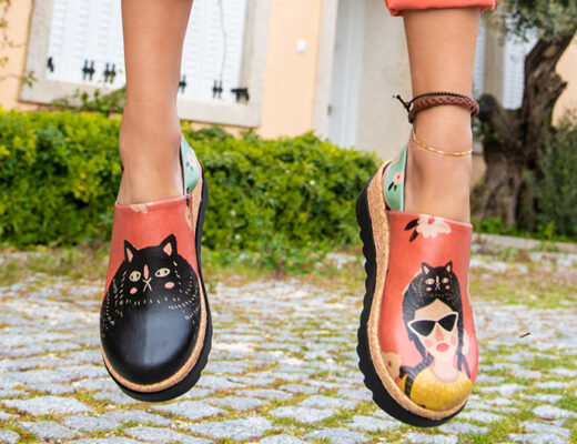 Frau in DOGO-Schuhen mit Katzenmotiv springt in die Luft
