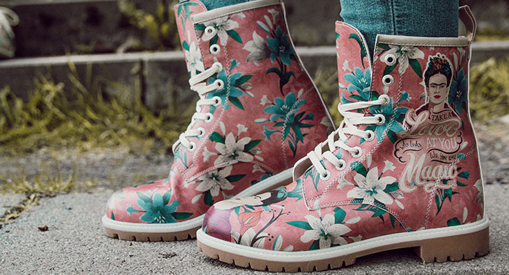 DOGOs Long Boots in Größe 42 kommen auch wieder im beliebten Frida-Kahlo-Design. Abbildung beispielhafter DOGO-Boots, die es zukünftig in Schuhgröße 42 geben wird.