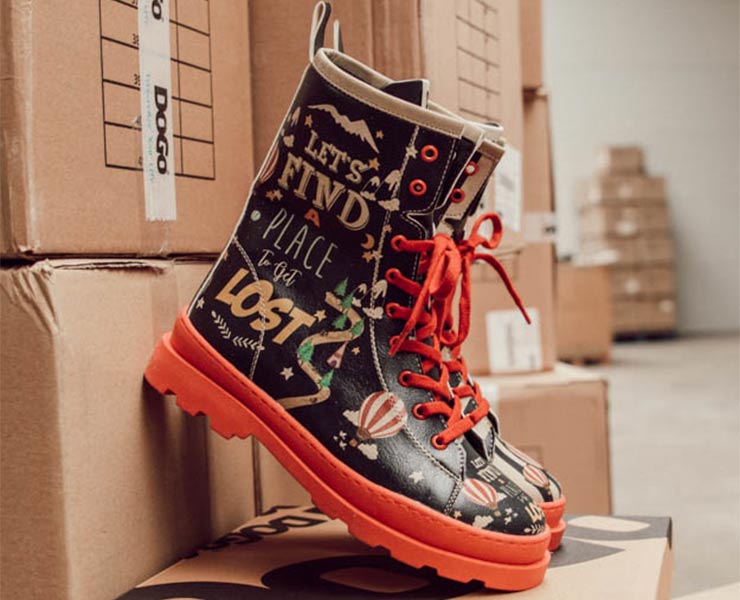 Die neuen Plateau-Boots Gisele von DOGO kommen in vielen verschiedenen Farben daher. Plateau-Boots stehen auf einem Karton im Lager