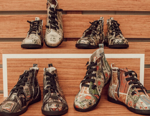 Vier Modelle des High-Sneakers Wonka vor brauner Holzwand.
