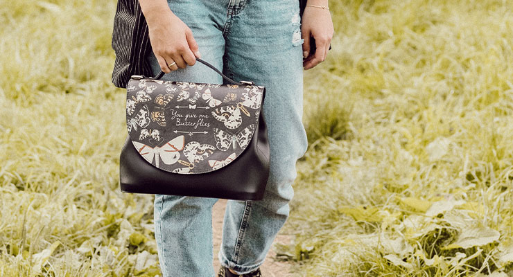 Frau trägt die Umhängetasche Handy Bag mit einem Motiv aus Schmetterlingen