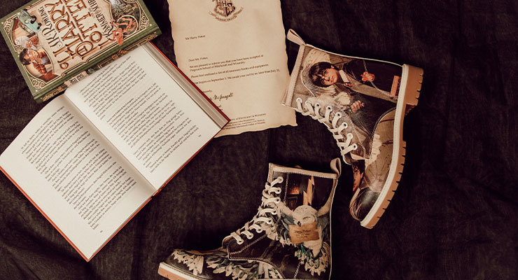Unsere Harry Potter Schuhe in Stiefelform sind in der DOGO-Community besonders beliebt. Harry Potter Schuhe liegen neben einem Hogwarts-Brief und Harry Potter Büchern