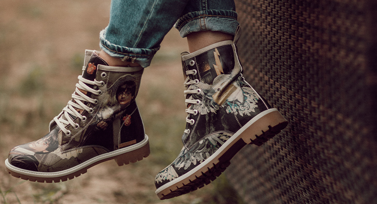 Unsere Harry Potter Schuhe in Stiefelform sind in der DOGO-Community besonders beliebt. Frauenfüße in Harry Potter Boots von DOGO
