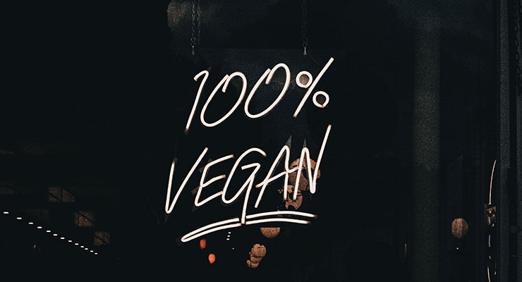 Schriftzug "100 % vegan" auf einer Schaufensterscheibe