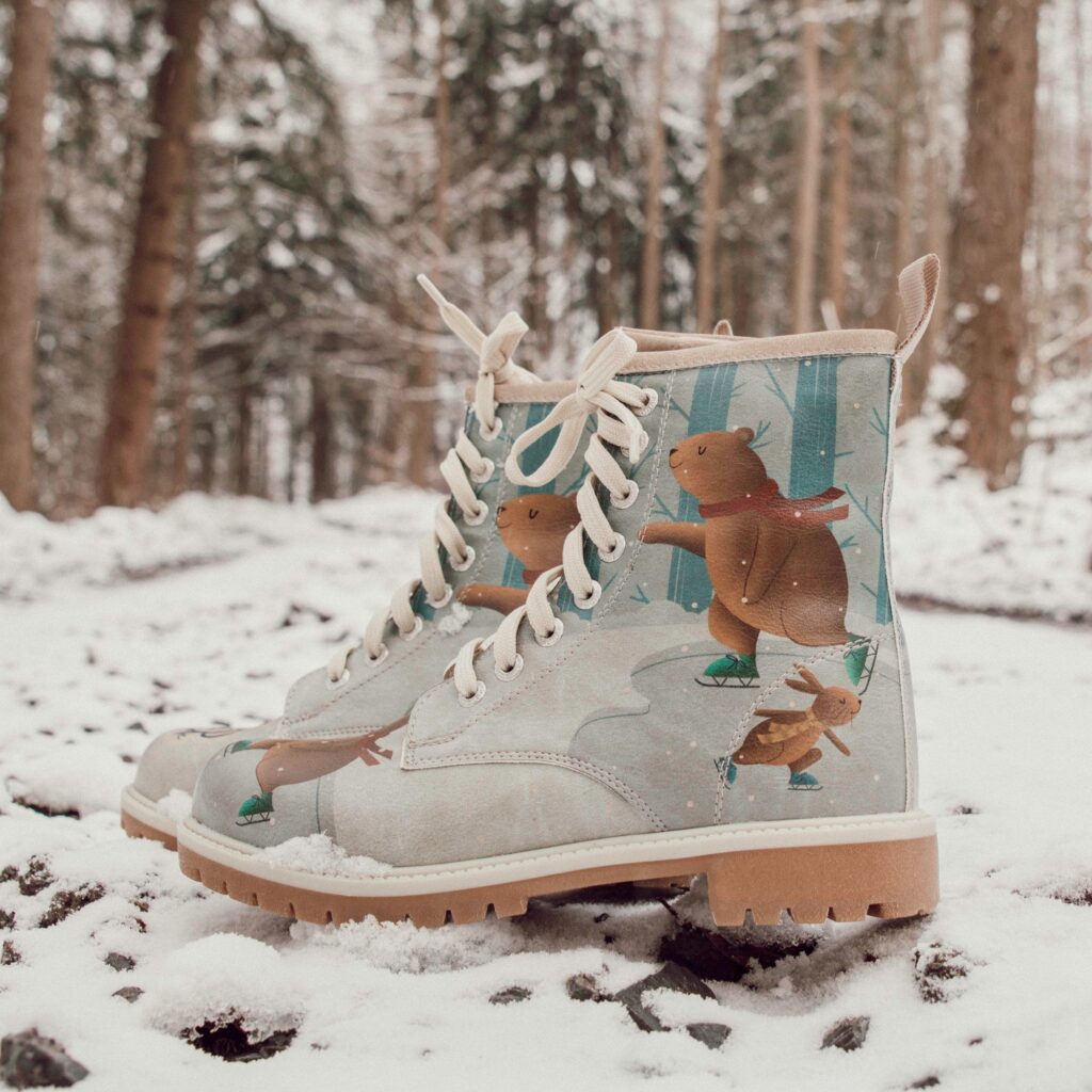DOGO-Schuhe zeigen ein Motiv aus schlittschuhfahrendem Bär und Hase
