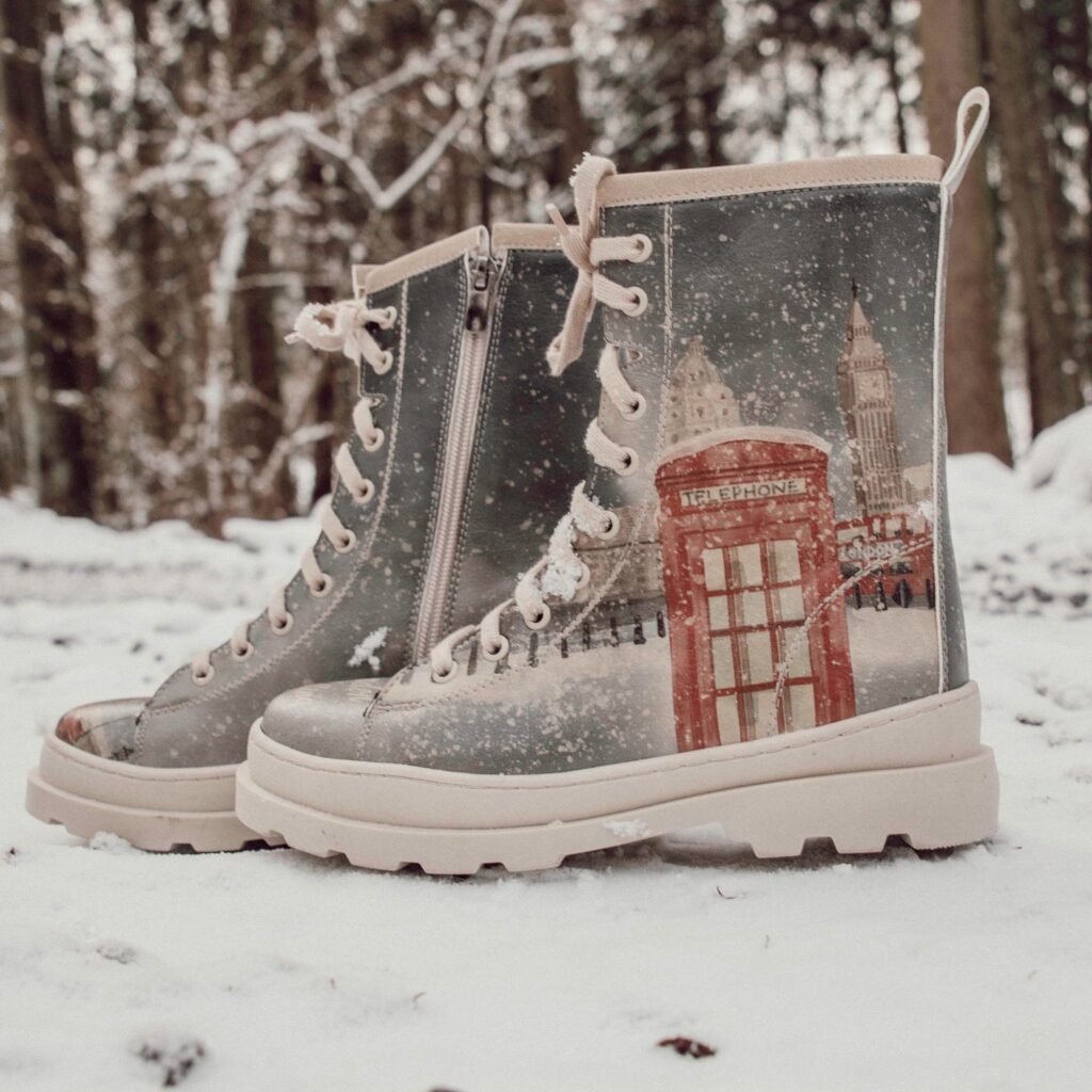 Das Motiv "London is Calling" zählt definitiv zu den beliebtesten DOGO-Winterdesigns. Schuhe mit Plateausohle und Wintermotiv stehen auf schneebedecktem Boden