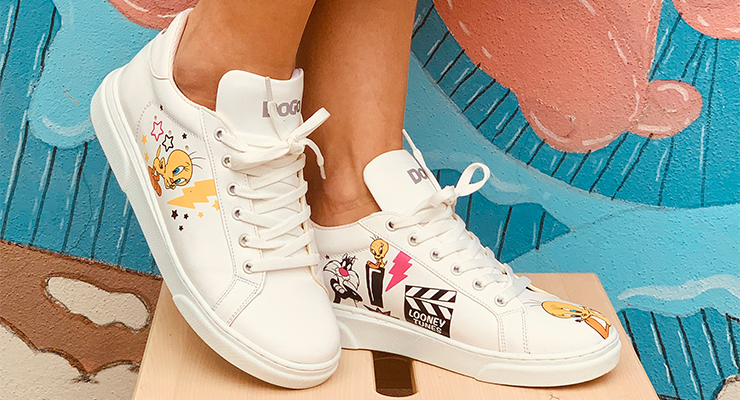 Weiße vegane Sneaker im Modell Ace mit Tweety Design der Marke DOGO