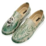 Dieses niedliche Panda-Motiv findet sich auf mehreren Schuhen der neuen Kollektion wieder. Produktbild: DOGO Slippers "Shadow" aus der neuen Kollektion mit einem Panda-Aufdruck