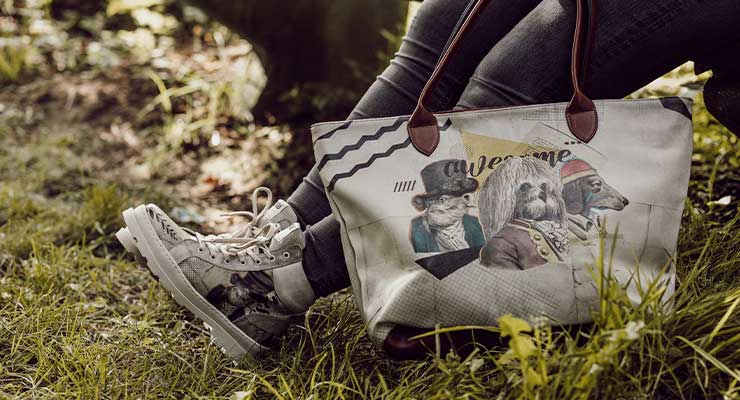 Bild von bedruckten Taschen und Schuhen mit Hundemotiv