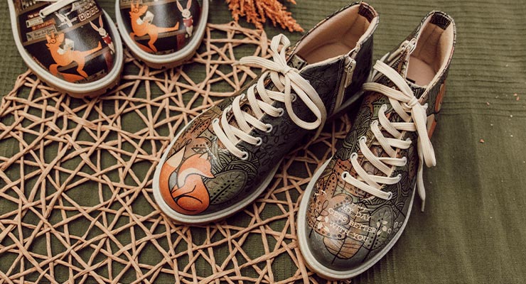 DOGOs Kunstlederschuhe können nicht so einfach repariert werden, hat sich der Print auf dem Kunstleder einmal gelöst. Bild von DOGO-Schuhen mit buntem Print auf veganem Kunstleder
