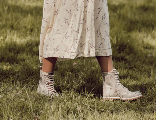 Frau in Sommerkleid von DOGO Boots auf einer Wiese