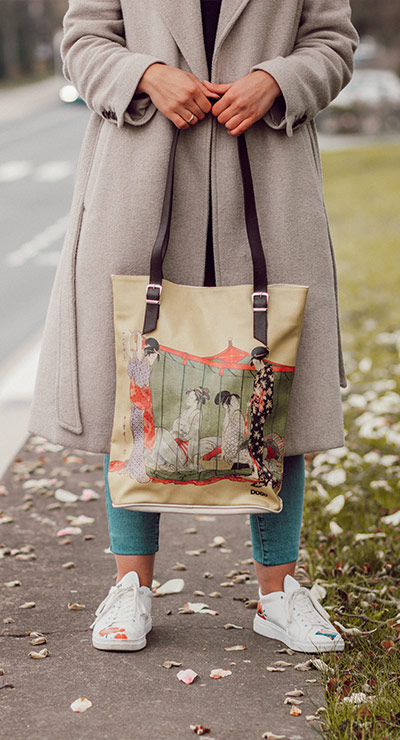 Frau mit einem bunten Shopper von DOGO