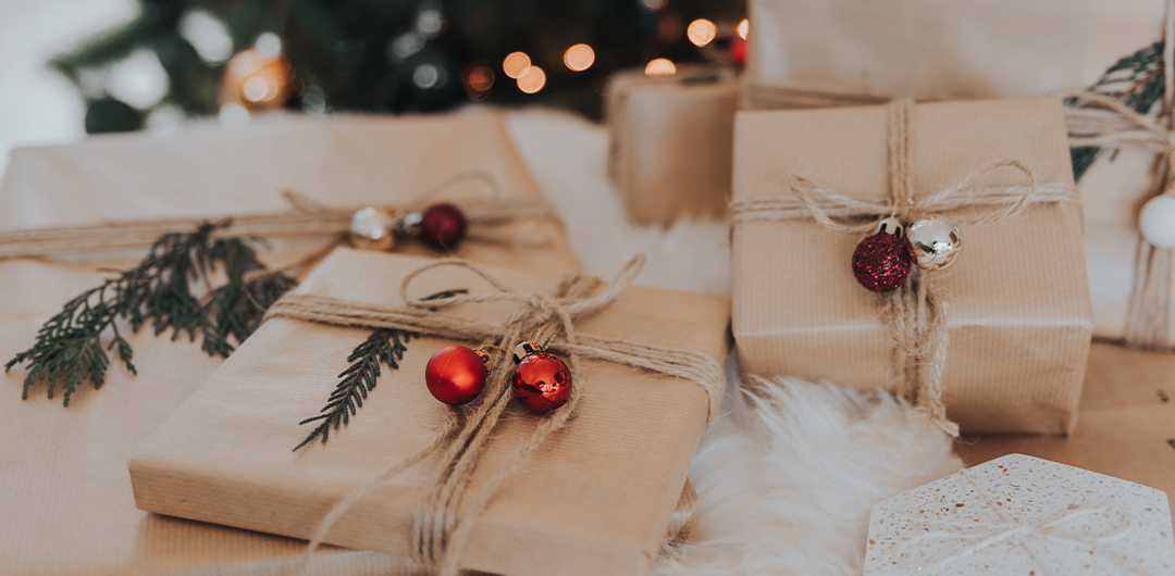 Stilvoll verpackte Weihnachtsgeschenke
