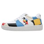 Bunte Sneaker mit schönen Motiven und kreativen...