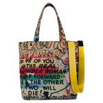 Bunte Taschen mit schönen Motiven und kreativen...