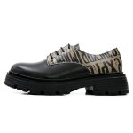 Bunte Halbschuhe mit schönen Motiven und kreativen...